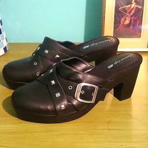 American eagle clogs size 8.5